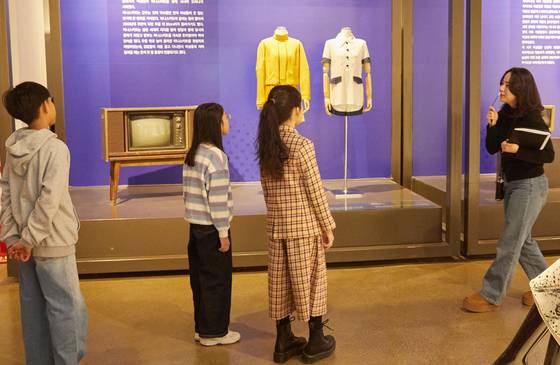 문재은(오른쪽) 학예사가 자유롭게 표현하기 시작한 근·현대 여성의 치마에는 어떤 얘기가 담겨있는지 설명했다.