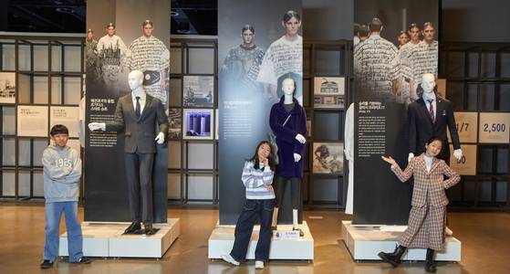 여러 섬유기업의 활약상을 전시해 놓은 공간에서 각자 포즈를 취한 이준호 학생기자와 김로아·황지인 학생모델(왼쪽부터).