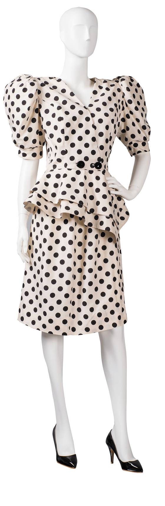 1980년대 어깨를 강조하고 모래시계를 닮은 아워글라스 수트.