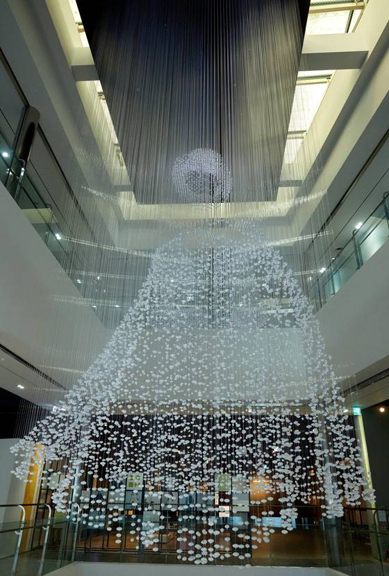 광섬유를 이용해 누에고치에서 실을 뽑아 패션이 완성되는 과정을 표현한 오브제도 볼 수 있다.