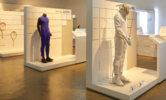 스포츠 선수의 기록 향상을 위한 경기복과 수분 조절 기능성 코팅 소재를 사용한 아웃도어 레저용 제품도 눈에 띈다.