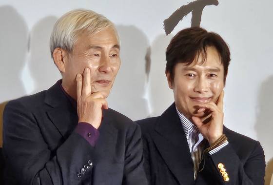 영화 '승부' 시사회에서 조훈현 국수(왼쪽)와 그를 연기한 배우 이병헌이 포즈를 취하고 있다. 사진 바이포엠스튜디오