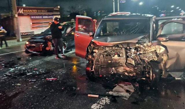 ▲ 지난 5일 오후 10시 4분쯤 춘천시 근화동 소양강스카이워크 인근 도로에서 레이 승용차와 말리부 차량이 충돌하는 사고가 발생, 레이 승용차 운전자인 40대 여성이 숨지고 말리부 운전자인 30대 남성은 병원으로 이송됐다.  도소방본부