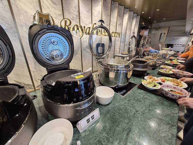 4월 5일 신검단 로열파크씨티Ⅱ 입주민들이 트리니티 라운지 뷔페에서 중식을 담아가고 있다. 사진=민보름 기자