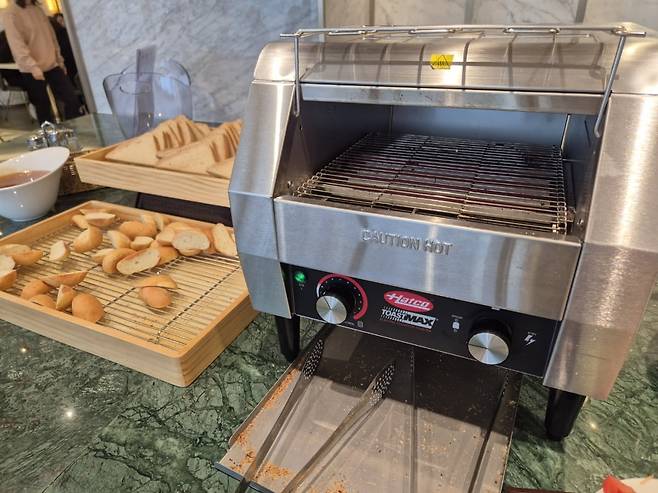 트리니티 라운지에서 식사로 제공하는 빵과 토스터 기계 모습. 사진=민보름 기자