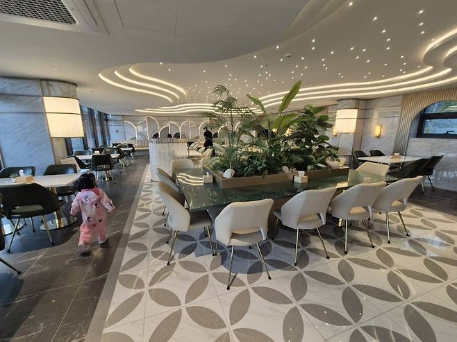 트리니티 라운지 내부 모습. 가구와 인테리어 등이 고급스러운 분위기다. 사진=민보름 기자