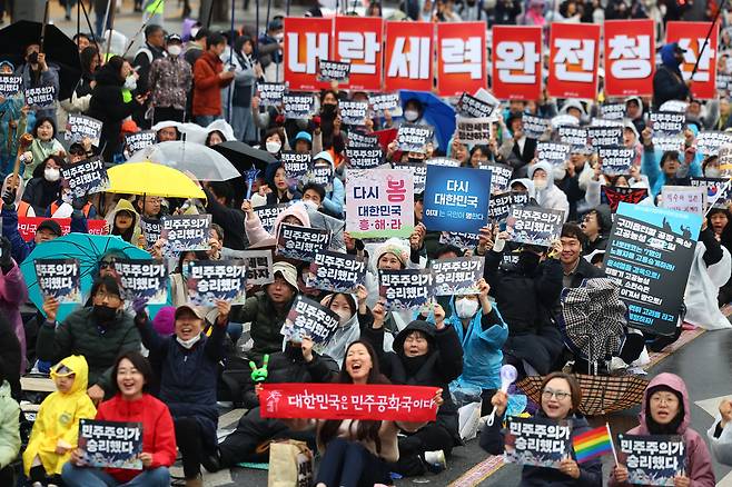 헌법재판소가 윤석열 전 대통령 파면을 선고한 다음날인 5일 ‘윤석열 즉각퇴진·사회대개혁 비상행동’ 주최로 서울 광화문에서 열린 집회에서 참가자들이 구호를 외치고 있다. 연합뉴스
