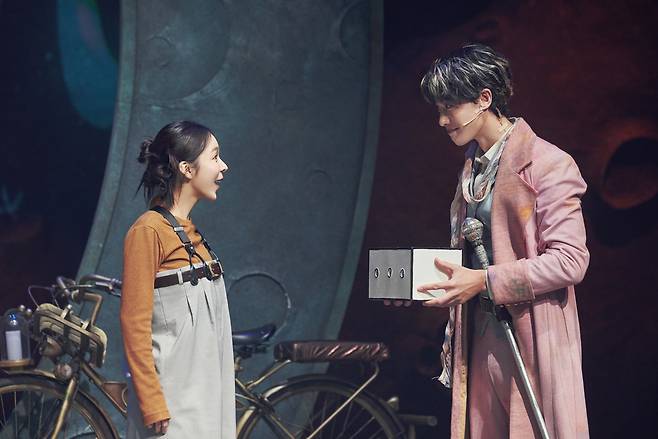 인류 최초 우주실험견 ‘라이카’를 소재로한 뮤지컬 <라이카>에 출연 중인 배우 박진주. 라이브러리 컴퍼니