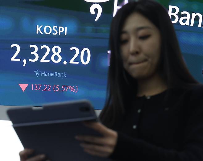 An electronic board at Hana Bank’s dealing room in Seoul shows the Kospi closing down 5.57 percent at 2,328.2 points on Monday. (Yonhap)