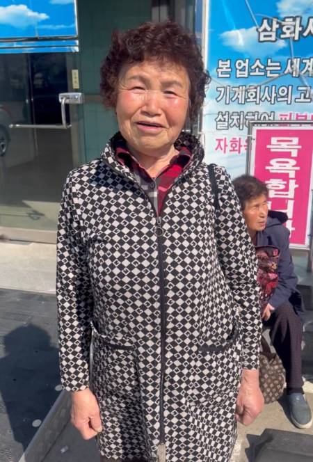 삼화2리 마을회관에 대피한 할머니들은 몸만 나왔다고 했다. 금방 불이 꺼져서 돌아갈줄 알았는데 망연자실, 집이 순식간에 다 불타버렸다. 노숙인이나 다를바 없는 것 같다면서도, 생은 건져 다행이라던 할머니들. 대피소에선 어찌 씻느냐 여쭤보고, 목욕 쿠폰을 마련해 나눠주고, 사우나까지 모시고 가는 이들이 있었다. 목욕을 마치고 나온 할머니 모습./사진=남형도 기자