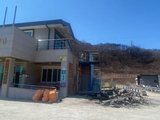 삼회2리 마을 사람들이 모인, 마을회관 전경. 뒷편으로 까맣게 탄 산이 보인다./사진=남형도 기자