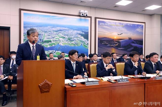 [서울=뉴시스] 고승민 기자 = 주우정 현대엔지니어링 대표가 13일 서울 여의도 국회에서 열린 제423회 국회(임시회) 국토교통위원회 제1차 전체회의에서 의원 질의에 답하고 있다. 2025.03.13. kkssmm99@newsis.com /사진=고승민