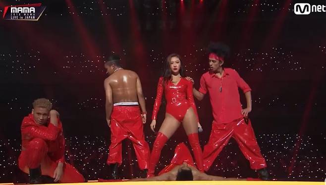 2018년 엠넷아시안뮤직어워드(MAMA)에서 선정성 논란이 불거졌던 화사의 보디슈트. /사진=Mnet 유튜브 갈무리