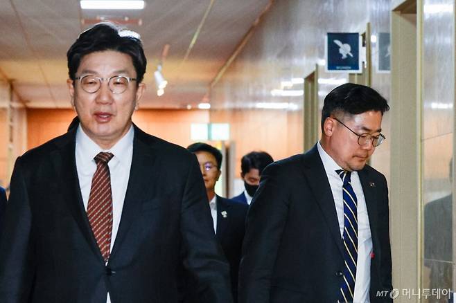 국민의힘 권성동(왼쪽), 더불어민주당 박찬대 원내대표가 31일 오후 서울 여의도 국회의장실에서 여야 원내대표·원내수석부대표 회동을 마친 후 나오고 있다. 2025.3.31/뉴스1  Copyright (C) 뉴스1. All rights reserved. 무단 전재 및 재배포,  AI학습 이용 금지.