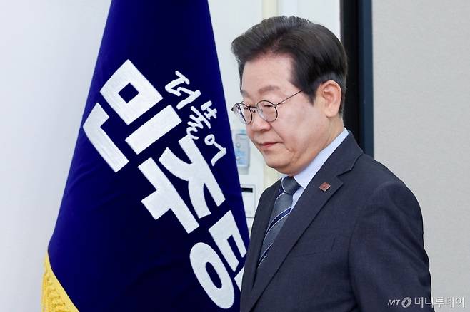 (서울=뉴스1) 안은나 기자 = 이재명 더불어민주당 대표가 7일 오전 서울 여의도 국회에서 열린 최고위원회의에 입장하고 있다. 2025.4.7/뉴스1  Copyright (C) 뉴스1. All rights reserved. 무단 전재 및 재배포,  AI학습 이용 금지. /사진=(서울=뉴스1) 안은나 기자