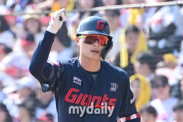 22일 서울 잠실야구장에서 열린 '2025 신한 SOL BANK KBO리그' 롯데 자이언츠와 LG 트윈스 개막전 경기. 롯데 윤동희가 2회초 1사에 안타를 친 후 기뻐하고 있다./마이데일리