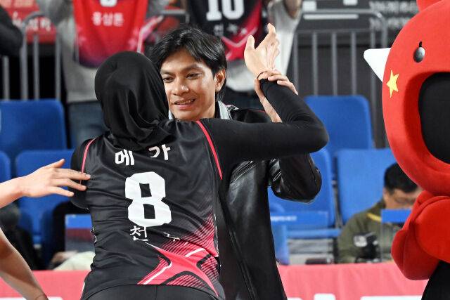 메가가 경기에서 승리한 뒤 코트로 내려온 남자친구와 하이파이브를 하고 있다. / 한국배구연맹(KOVO)