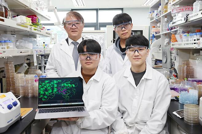 이상엽(윗줄 왼쪽부터) 생명화학공학과 교수, 지홍근 박사과정, 김하림 박사과정, 김기배 박사.[KAIST 제공]