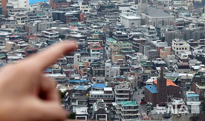 [서울=뉴시스] 홍효식 기자 = 서울 남산에서 바라본 시내 빌라 밀집지역 모습. 2024.12.16. yesphoto@newsis.com
