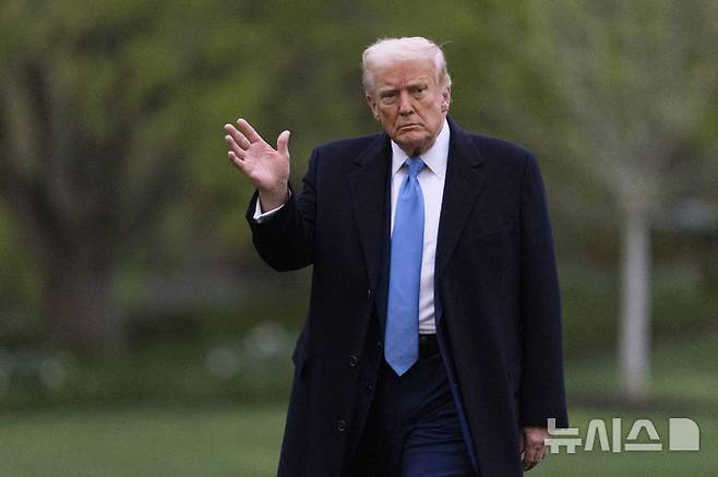 [워싱턴=AP/뉴시스]도널드 트럼프 미국 대통령이 6일(현지 시간) 백악관 사우스론에서 손을 흔들고 있다. 2025.04.07.