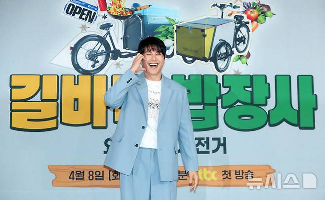 [서울=뉴시스] 김혜진 기자 = 방송인 류수영이 7일 오전 서울 마포구 스탠포드호텔에서 열린 JTBC 새 예능 프로그램 '길바닥 밥장사' 제작발표회에서 포즈를 취하고 있다. 2025.04.07. jini@newsis.com