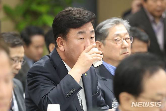 [세종=뉴시스] 강종민 기자 = 이범석 청주시장이 10일 세종시 정부세종청사에서 열린 국회 행정안전위원회의 행정안전부와 인사혁신처 등에 대한 국정감사에 오송지하차도 참사 관련 일반증인으로 출석, 물을 마시고 있다. 2023.10.10. ppkjm@newsis.com