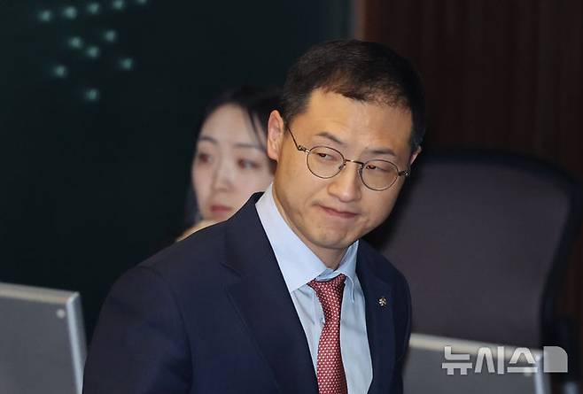 [서울=뉴시스] 고승민 기자 = 김상욱 국민의힘 의원이 2일 서울 여의도 국회에서 열린 제423회 국회(임시회) 제3차 본회의에서 마은혁 헌법재판관 임명 촉구 결의안 상정 후 본회의장을 나가고 있다. 2025.04.02. kkssmm99@newsis.com