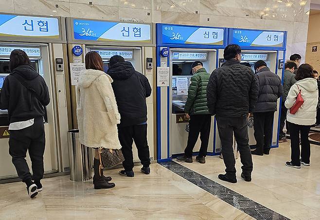 신협은행 ATM기에서 고객들이 입출금을 하고 있다.(사진=뉴시스)  *재판매 및 DB 금지