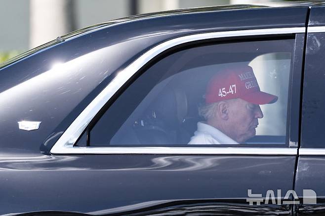 [웨스트팜비치=AP/뉴시스]도널드 트럼프 미 대통령이 4일(현지시각) 자신이 소유한 트럼프 인터내셔널 골프 클럽에서 골프를 친 뒤 떠나고 있다. 그는 7일 자신의 소셜미디어 '트루스'에 "다른 나라들이 미국을 이용하고 있다. 이는 이 같은 일이 벌어지도록 허용한 과거 미국의 지도자들 탓이다. 그러나 나는 미국을 다시 위대하게 만들 것"이라며 세계적 주가 폭락에도 반항적 태도를 굽히지 않았다. 2025.04.07.