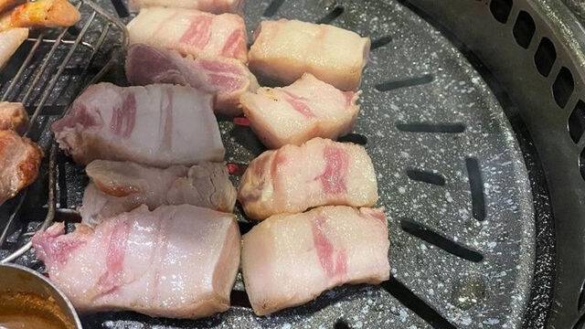 지난해 비계가 과도하게 많은 삼겹살을 팔아 논란이 된 제주의 한 음식점. 온라인 커뮤니티