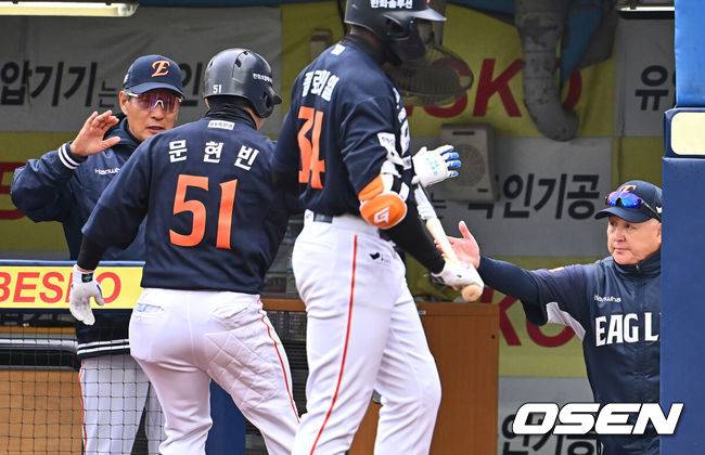 [OSEN=대구, 이석우 기자] 한화 문현빈이 8회초 2사 우중월 솔로 홈런을 치고 김경문 감독과 하이파이브를 하고 있다. 2025.04.05 / foto0307@osen.co.kr