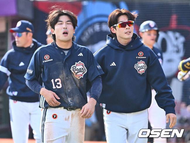 [OSEN=부산, 이석우 기자] 6일 부산 사직야구장에서 2025 신한 SOL 뱅크 KBO 리그 롯데 자이언츠와 두산 베어스의 경기가 열렸다. 홈팀 롯데는 데이비슨이, 방문팀 두산은 김유성이 선발로 출전했다.두산 베어스 이유찬이 4회초 1사 2,3루 양석환의 중견수 희생 플라이때 홈에서 롯데 자이언츠 유강남과 충돌한 후 괴로워하고 있다. 2025.04.06 /