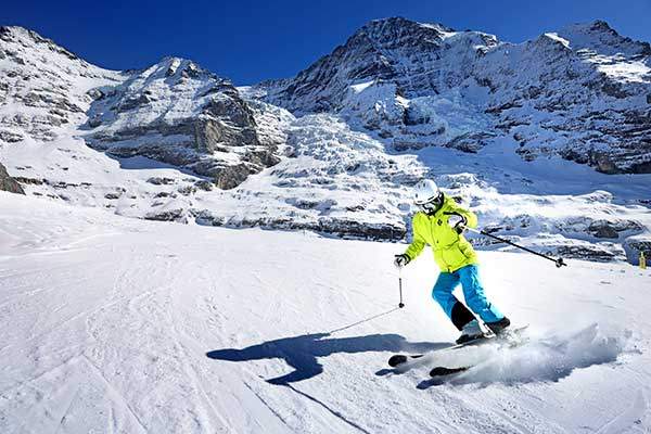 스위스 그린델발트 아이거 북벽이 코앞인 스키 슬로프에서의 활강, 여름에 소들이 풀을 뜯는 초원이 겨울에는 스키장으로 변한다.
