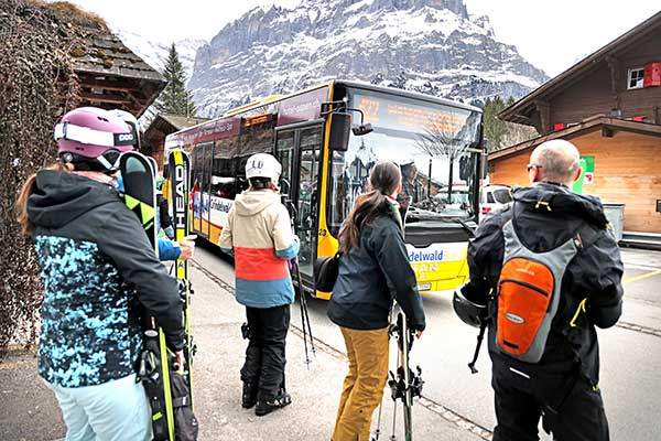그린델발트를 돌아다니는 버스. 스키부츠와 스키를 들고 탈 수 있다. 아주 천천히 운행되며 바닥은 미끄럼 방지 시설이 되어 있다.