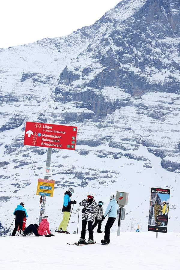아이거 북벽 부근의 스키어들. 곤돌라를 타고 여기까지 올라올 수 있다.