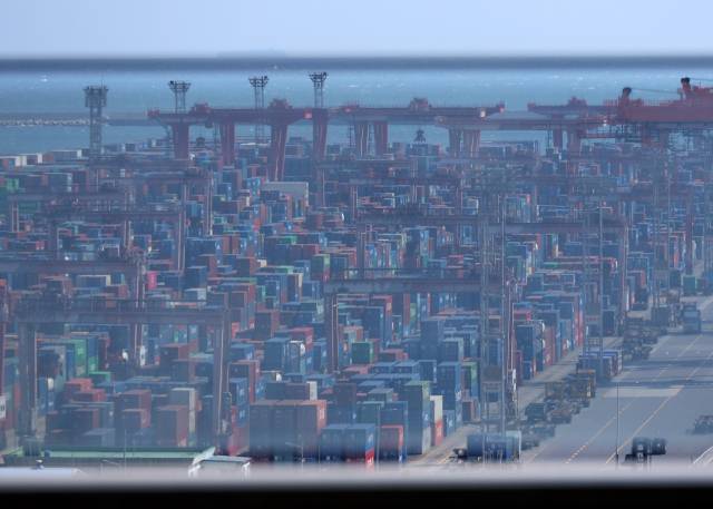 3일 오후 부산항 부두에 컨테이너가 쌓여 있는 모습이 뿌연 유리 너머로 보이고 있다. 연합뉴스