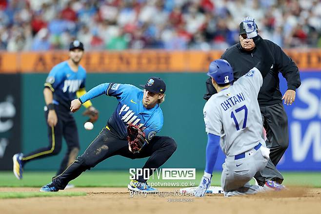 ▲ 지난 5일(한국시각) 미국 펜실베이니아주 필라델피아 시티즌스 뱅크 파크에서 열린 2025 메이저리그 필라델피아 필리스와 경기가 끝난 뒤 로버츠 감독은 오타니의 도루 실패에 대해 "오타니는 그린라이트였다"면서도 "안전할 것이라고 100% 확신해야 한다"고 꼬집었다.