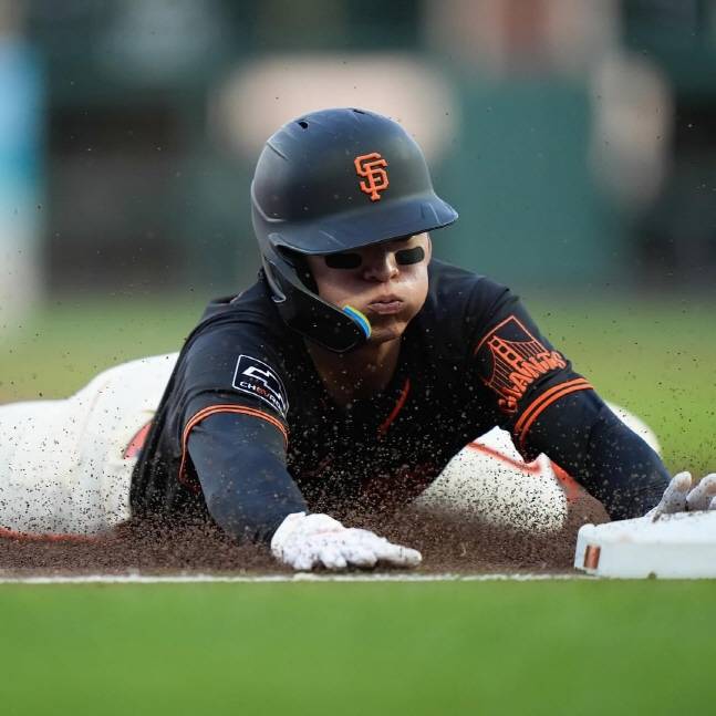 슬라이딩을 하는 이정후. /사진=샌프란시스코 자이언츠 공식 SNS