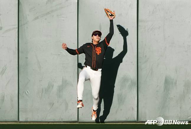 펜스를 앞에 두고도 안정적으로 타구를 잡아내는 이정후. /AFPBBNews=뉴스1