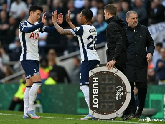 손흥민(왼쪽)이 윌슨 오도베르(가운데)와 교체되며 굳은 표정을 짓고 있다. /AFPBBNews=뉴스1