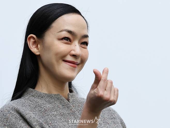 (서울=뉴스1) 김진환 기자 = 가수 김윤아가 26일 오후 서울 강남구 압구정로 미스지콜렉션 청담 사옥 앞에서 열린 25 S/S 미스지콜렉션 패션쇼 포토콜에 참석해 포즈를 취하고 있다. 2024.9.26/뉴스1  Copyright (C) 뉴스1. All rights reserved. 무단 전재 및 재배포,  AI학습 이용 금지. /사진=(서울=뉴스1) 김진환 기자