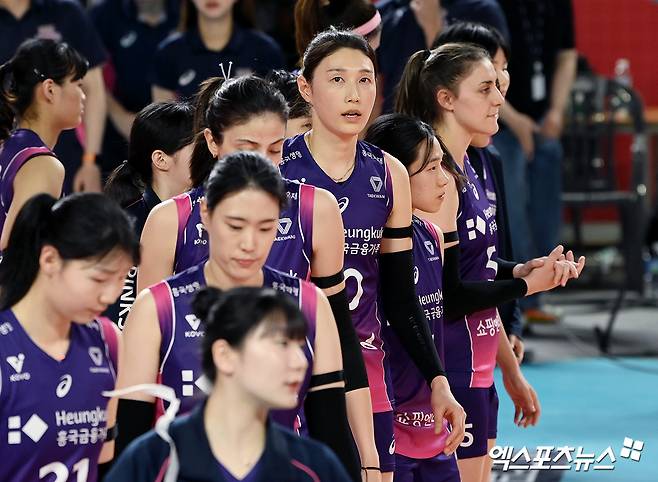 흥국생명 김연경이 6일 대전 충무체육관에서 열린 V리그 여자부 챔피언결정전 4차전 정관장과의 경기에서 패한 뒤 아쉬워하고 있다. 엑스포츠뉴스 대전, 고아라 기자