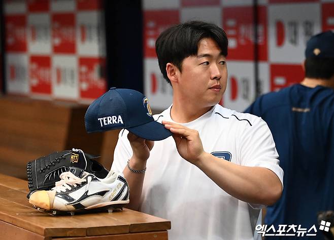 NC 투수 최성영은 지난 5일 고척 스카이돔에서 열린 '2025 신한 SOL Bank KBO 리그' 키움과 정규시즌 2차전에서 구원 등판했다. 최종 성적 1⅔이닝 무실점으로 호투해 승리 투수가 됐다. 전략적인 이유로 한 경기 만에 선발 투수에서 불펜으로 보직을 바꿨지만, 어느 위치에서든 팀에 활력을 불어넣고 있다. 엑스포츠뉴스 DB