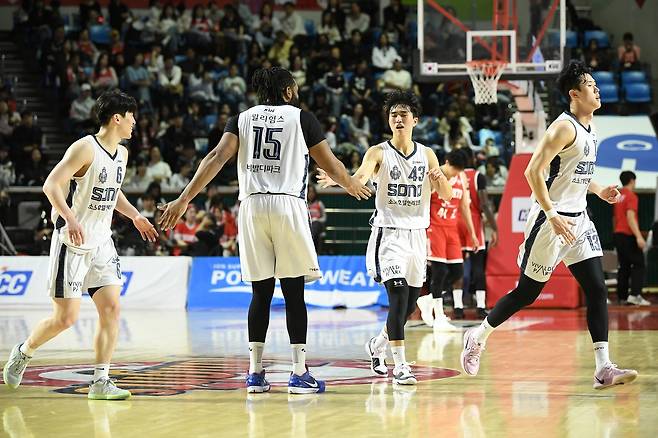 정성조와 소노 선수들 [KBL 제공. 재판매 및 DB 금지]