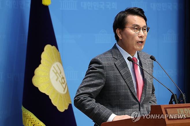 '국무위원 총탄핵 예고' 비판하는 윤상현 의원 [연합뉴스 자료사진]