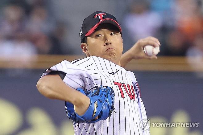 LG 선발투수 송승기 (서울=연합뉴스) 서대연 기자 = 27일 서울 잠실야구장에서 열린 프로야구 2025 신한 SOL 뱅크 KBO리그 한화 이글스와 LG 트윈스의 경기.
    1회초 LG 선발투수 송승기가 역투하고 있다. 2025.3.27 dwise@yna.co.kr