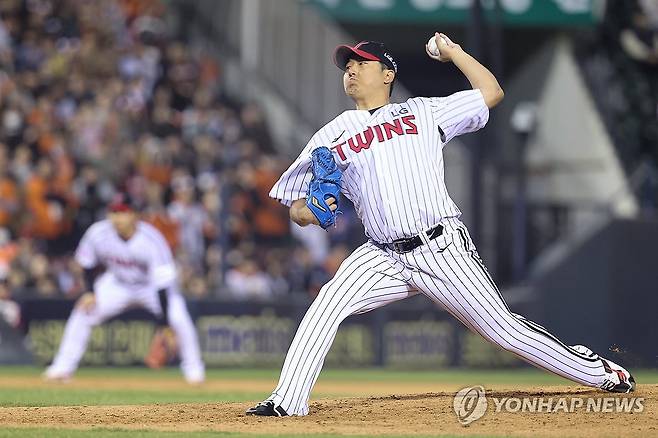 LG 선발 송승기, 7이닝 무실점 괴력투 (서울=연합뉴스) 서대연 기자 = 27일 서울 잠실야구장에서 열린 프로야구 2025 신한 SOL 뱅크 KBO리그 한화 이글스와 LG 트윈스의 경기.
    7회초 LG 선발투수 송승기가 역투하고 있다. 송승기는 이날 7이닝 무실점 1피안타 5탈삼진을 기록했다. 2025.3.27 dwise@yna.co.kr