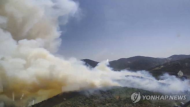 하동 옥종면 산불 (서울=연합뉴스) 7일 경남 하동군 옥종면 회신리 한 야산에서 산불이 발생해 연기가 피어오르고 있다. 2025.4.7 [산림청 제공. 재판매 및 DB금지] photo@yna.co.kr