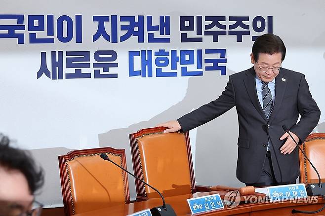 최고위 참석하는 이재명 대표 (서울=연합뉴스) 김주성 기자 = 더불어민주당 이재명 대표가 7일 서울 여의도 국회에서 열린 최고위원회의에 참석하고 있다. 2025.4.7 utzza@yna.co.kr