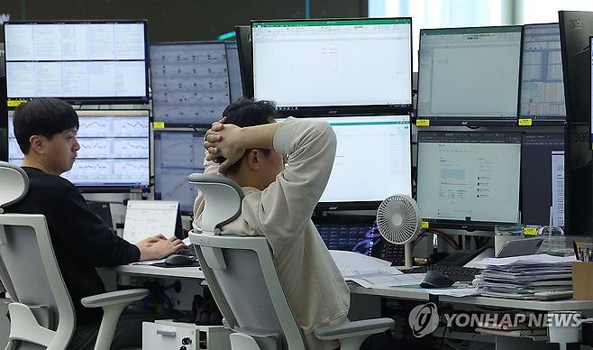 '검은 월요일' (서울=연합뉴스) 류영석 기자 = 코스피가 전장보다 137.22p(5.57%) 내린 2,328.20로 마감한 7일 오후 서울 중구 하나은행 딜링룸에서 딜러들이 업무를 보고 있다.
    이날 원/달러 환율은 오후3시30분 기준 전날보다 33.7원 오른 1,467.8원을 기록했고, 코스닥은 36.09p(5.25%) 내린 651.30으로 마감했다. 2025.4.7 ondol@yna.co.kr